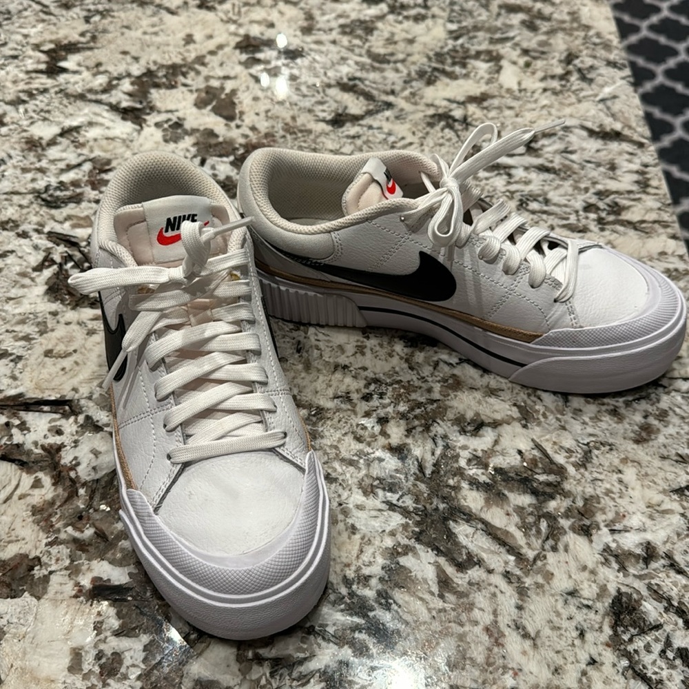 Nike women’s tennis shoes